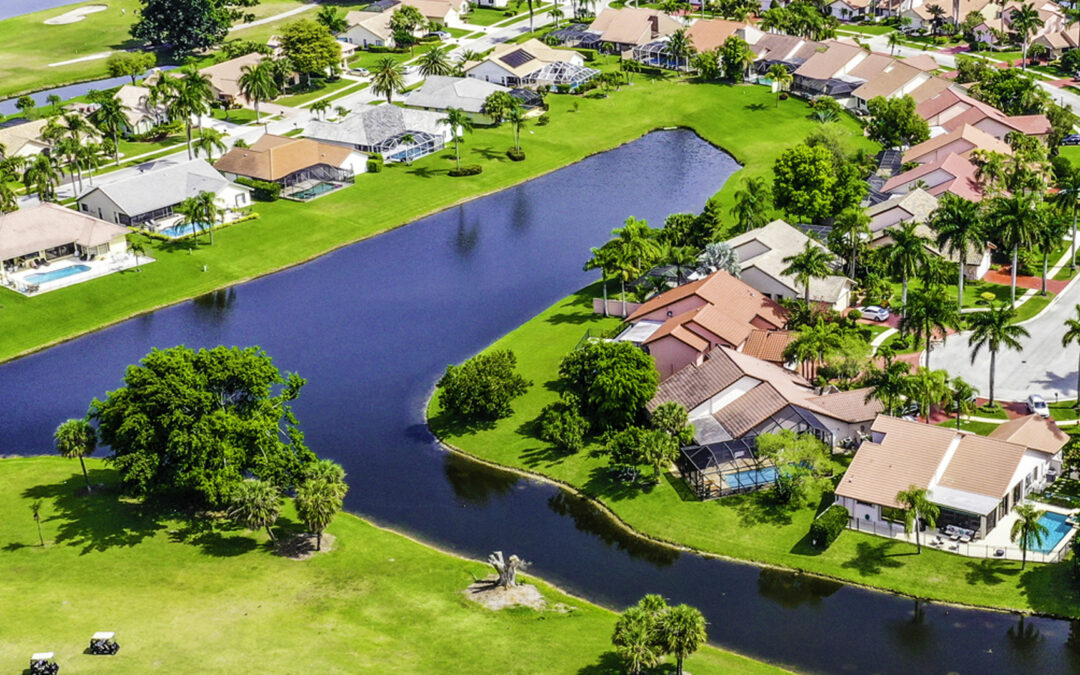Luftaufnahme der Portico Community in Fort Myers, Florida – Wohnanlage mit Häusern, Grünflächen und Freizeiteinrichtungen