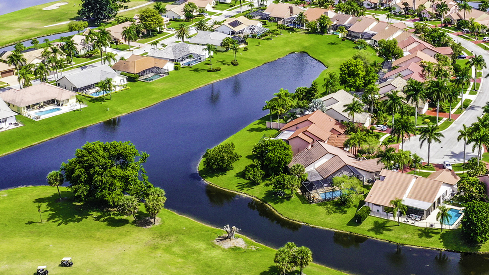 Luftaufnahme der Portico Community in Fort Myers, Florida – Wohnanlage mit Häusern, Grünflächen und Freizeiteinrichtungen